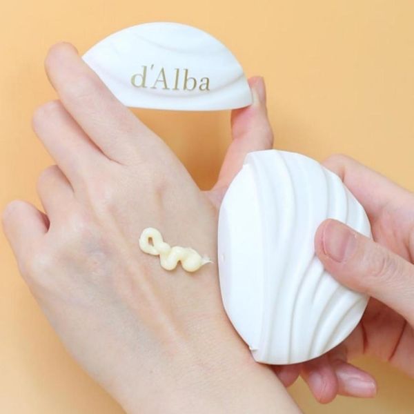Купити Живильний крем для рук d'Alba Nourishing Objet Hand Cream на LovelyBunny.com.ua